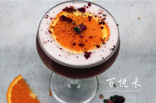 一款適合和家人一起飲用的雞尾酒，越橘汁和橙汁給人增添一種節(jié)日的味道